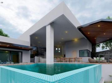 Casa · 1000m² · 4 Recámaras · 6 Estacionamientos · Casa Moderna en Club de Golf Cuernavaca