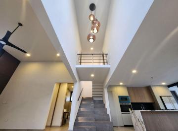 Escalera · Casa en Venta de Entrega Inmediata en Privada Tamara, Zona Country, Mérida