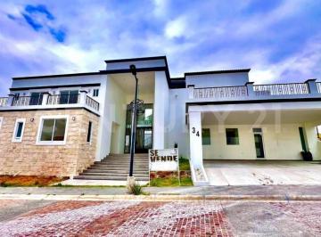 Casa · 729m² · 5 Recámaras · 4 Estacionamientos · Casa en Venta en Exclusivo Fraccionamiento, Parque Gran Reserva.