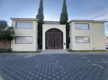 Casa · 588m² · 3 Recámaras · 4 Estacionamientos · Casa en Venta en Residencial Santa Cruz Guadalupe, Puebla