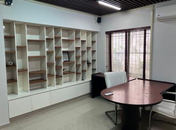 Oficina de 13 habitaciones, Mérida · Oficina de Amplios Espacios, con Paneles Solares y Gran Ubicación.
