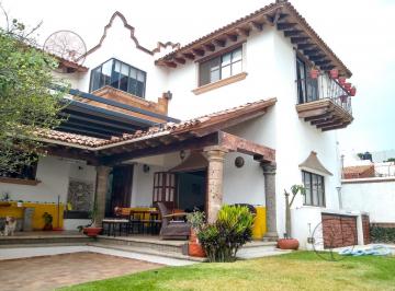Casa · 340m² · 4 Recámaras · 1 Estacionamiento · Se Vende Casa en Jardines de Ahuatlán