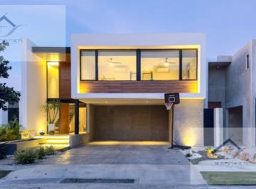 Casa · 320m² · 3 Recámaras · 4 Estacionamientos · Casa en Fraccionamiento Parque Natura