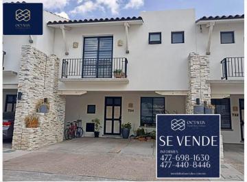 Casa · 192m² · 3 Recámaras · 2 Estacionamientos · Casa en Lombardía Residencial