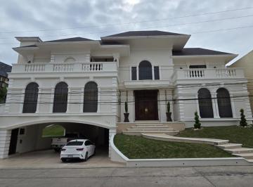 Casa · 980m² · 3 Recámaras · 3 Estacionamientos · Residencia de Lujo en Fraccionamiento Las Villas