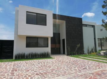 Casa · 400m² · 3 Recámaras · 4 Estacionamientos · Venta de Casa en La Campiña del Bosque con Recamara en Planta Baja