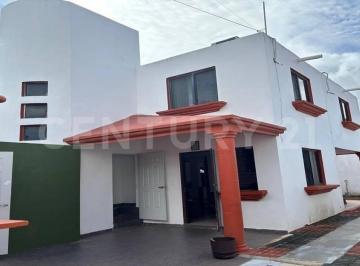 Casa · 525m² · 5 Recámaras · 6 Estacionamientos · Casa con Locales Comerciales en Venta en Av Kabah