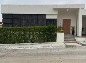 Casa · 353m² · 3 Recámaras · 2 Estacionamientos · Casa en Fraccionamiento Hacienda del Rul