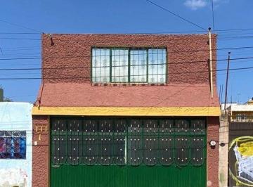 Casa · 288m² · 4 Recámaras · 2 Estacionamientos · Casa en Venta en Celaya Céntrica