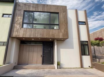 Casa de 4 habitaciones, Corregidora · Casa en Venta en Cañadas del Arroyo, 4ta Recámara en Pb, 4 Baños, Equipada!