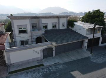 Casa · 380m² · 4 Recámaras · 4 Estacionamientos · Casa en Venta en Contry La Silla