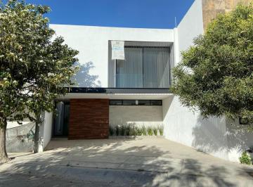 Casa · 246m² · 3 Recámaras · 2 Estacionamientos · Casa en Venta en Mayorazgo Residencial