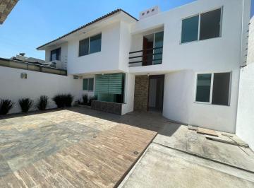 Casa · 230m² · 3 Recámaras · 3 Estacionamientos · Casa en Lázaro Cárdenas