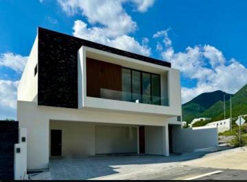 Casa · 467m² · 4 Recámaras · 3 Estacionamientos · Casa en Venta Carretera Nacional, Zona El Uro