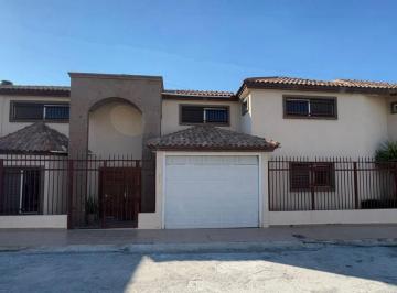 Casa · 950m² · 6 Recámaras · 8 Estacionamientos · Casa en Venta en Ramos Arizpe Col del Valle