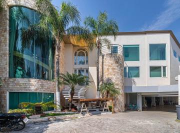 Casa · 3000m² · 4 Recámaras · 10 Estacionamientos · Lujosa Casa en Venta