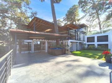 Casa · 676m² · 4 Recámaras · 7 Estacionamientos · Casa Moderna en Venta y Renta a 3 Minutos de Avandaro