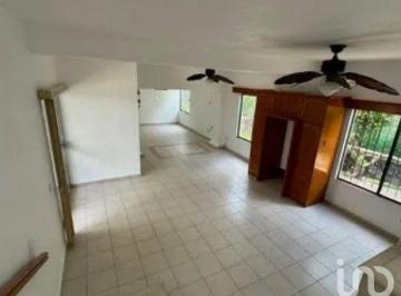 Casa · 238m² · 3 Recámaras · 2 Estacionamientos · Venta Para Remodelar en Lomas de Cocoyoc, m