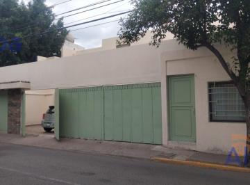 Casa · 523m² · 4 Recámaras · 3 Estacionamientos · Casa en Renta o Venta en Zona Centro en Calle Juan de Montoro