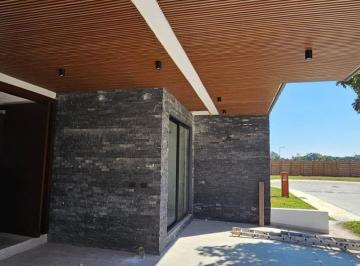 Casa · 315m² · 4 Recámaras · 2 Estacionamientos · Hermosa Casa en Preventa en Club Haciendas