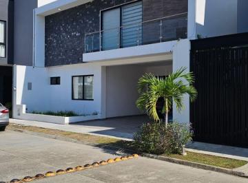 Casa · 270m² · 4 Recámaras · 2 Estacionamientos · (S) Bonita Casa en Venta en Residencial Palmira