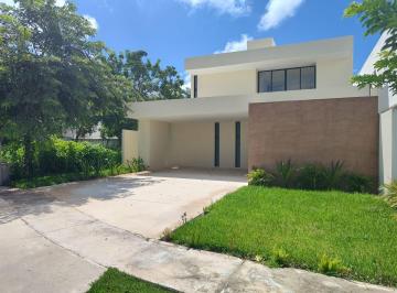 Casa · 294m² · 4 Recámaras · 2 Estacionamientos · Casa en Venta en Merida Cholul, en Privada con Amenidades Entrega Inmediata