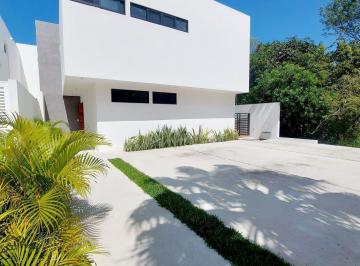 Casa · 360m² · 4 Recámaras · 4 Estacionamientos · Casa en Playa Magna