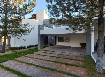Casa · 300m² · 4 Recámaras · 3 Estacionamientos · Renta Casa en La Campiña del Bosque