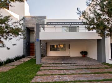 Casa · 300m² · 4 Recámaras · 3 Estacionamientos · Renta Casa Amuebla en La Campiña del Bosque