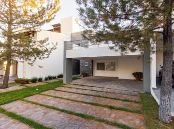 Casa · 300m² · 4 Recámaras · 3 Estacionamientos · Renta Casa Amuebla en La Campiña del Bosque