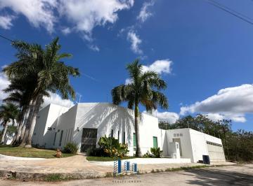 Casa · 706m² · 3 Recámaras · 6 Estacionamientos · Casa de 1,600 m² de Terreno en Venta en Xcanatun