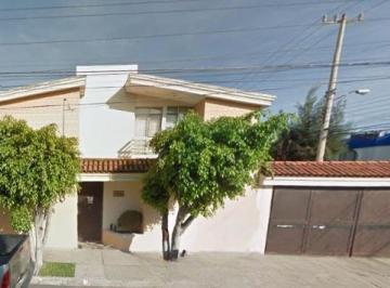 Casa de 3 habitaciones, Zapopan · Casa en Venta Colonia La Calma por Remate, Excelente Oportunidad!