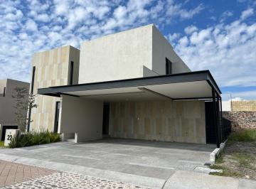 Casa · 355m² · 3 Recámaras · 3 Estacionamientos · Casa en Venta en Lomas del Campanario, Querétaro: Lujo y Seguridad.