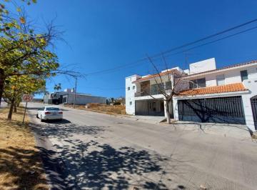 Casa · 340m² · 2 Estacionamientos · Venta de Casa en La Foresta