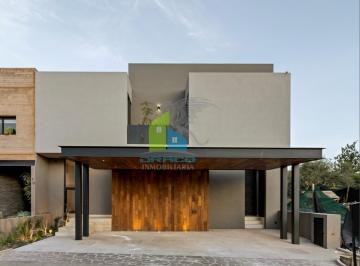 Casa · 343m² · 4 Recámaras · 3 Estacionamientos · Casa - Altozano El Nuevo Queretaro