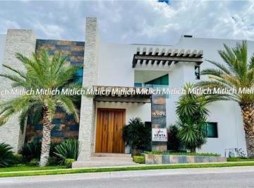 Casa · 920m² · 4 Recámaras · 4 Estacionamientos · Casa en Venta Fracc. San Charbel $27,000,000