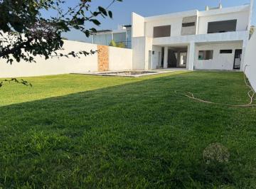Casa · 480m² · 5 Recámaras · 2 Estacionamientos · Casa en Prevente en Burgos Corinto.