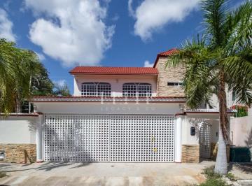 Casa · 340m² · 3 Recámaras · 3 Estacionamientos · Casa en Venta en Sm 19 Cancun Centro