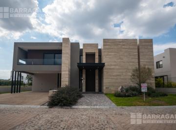 Casa · 704m² · 5 Recámaras · 6 Estacionamientos · Casa Nueva en Venta en El Campanario