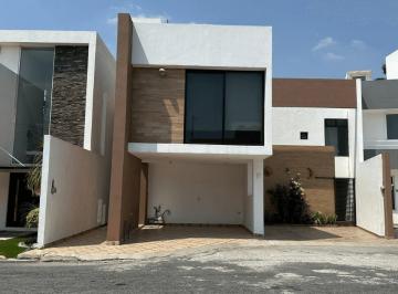 Casa · 334m² · 5 Recámaras · 2 Estacionamientos · Casa en Venta con 4 Recamaras en Fraccionamiento Rancho Chapulco