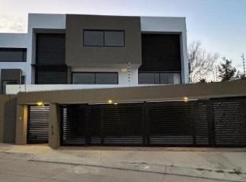 Casa · 654m² · 4 Recámaras · 4 Estacionamientos · Venta de Casa en Lomas de Gran Jardín