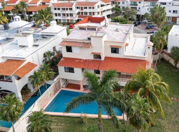 ERCA213 Alejandra Arias
Casa estilo mexicano con alberca, jardín y terrazas, en · Casa Estilo Mexicano con Alberca, Jardín y Terrazas, en Venta