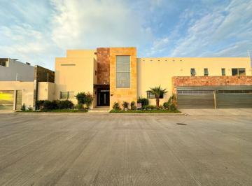 Casa · 758m² · 7 Recámaras · 1 Estacionamiento · Casa en Lomas del Sol