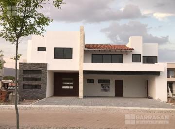 Casa · 529m² · 4 Recámaras · 6 Estacionamientos · Casa en Venta Estilo Contemporáneo en El Campanario