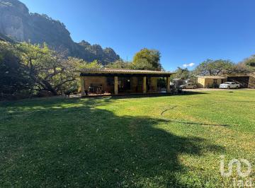 Casa · 240m² · 3 Recámaras · 10 Estacionamientos · Casa en Venta en Amatlán de Quetzalcoatl en Tepoztlán