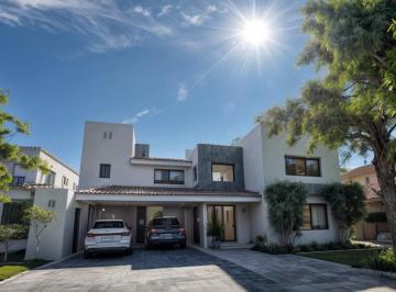 Casa de 4 habitaciones, Querétaro · Elegancia y Distinción: Tu Hogar Ideal en El Campanario, Residencia en Venta