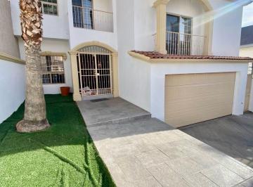 Casa · 282m² · 4 Recámaras · 2 Estacionamientos · Casa en Venta en Jardines de San Francisco
