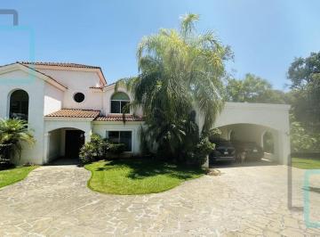 Casa · 451m² · 4 Recámaras · 4 Estacionamientos · Casa en Venta Colonia San Francisco Zona Carretera Nacional Santiago