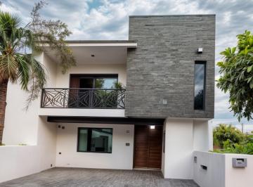 Casa de 3 habitaciones, Corregidora · Casa en Venta en Pedregal de Schoenstatt, 3 Recámaras, 2.5 Baños, Estudio, 2 Aut