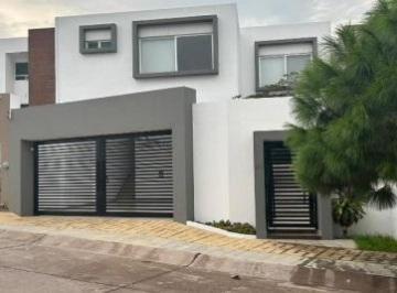 Casa · 344m² · 3 Recámaras · 2 Estacionamientos · Venta de Casa en Lomas de Gran Jardín